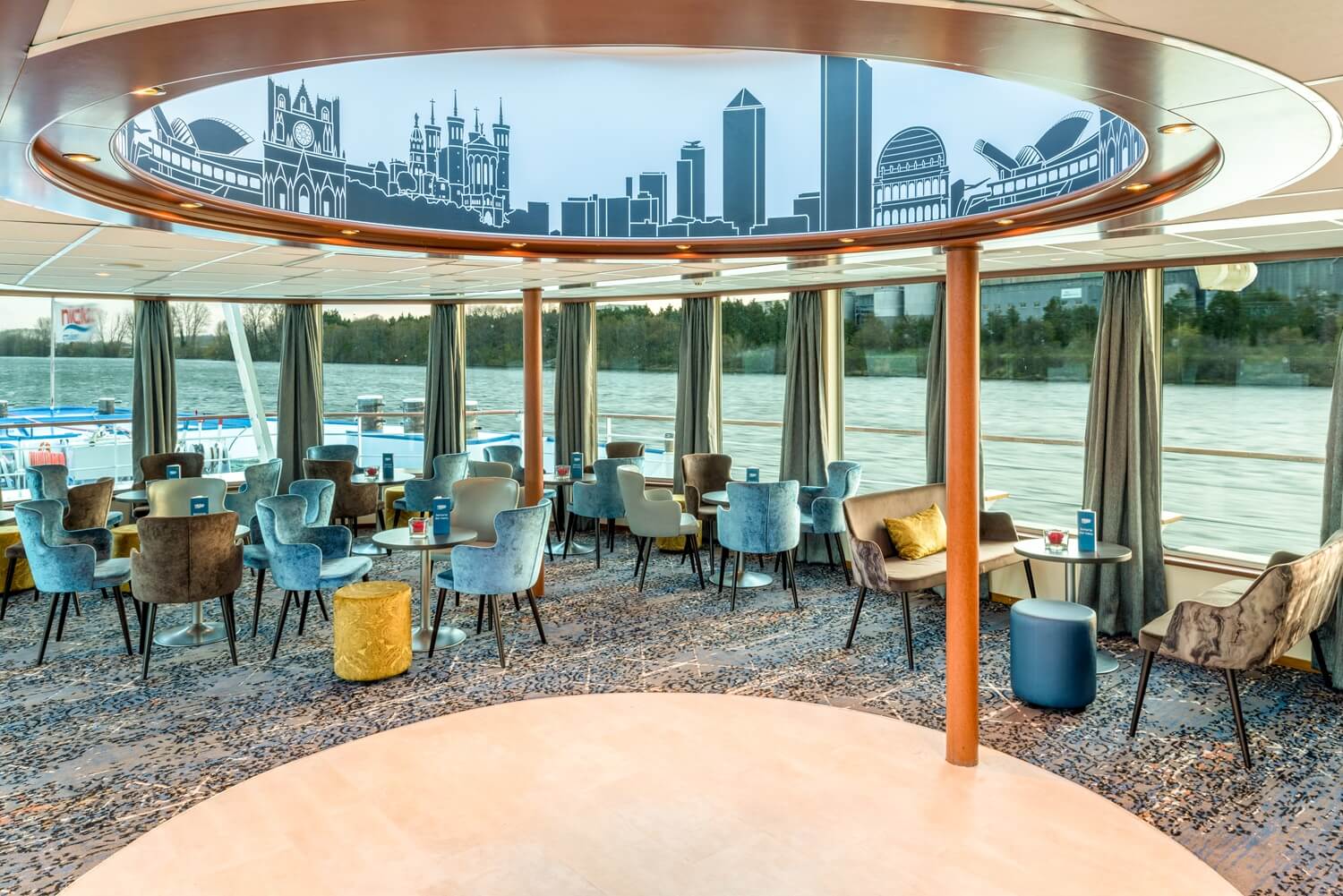 ADAC Reisebüro Robertz Gruppenreisen 2026 | Malerisches Südfrankreich mit nicko cruises - Panoramasalon an Bord des Bijou du Rhône